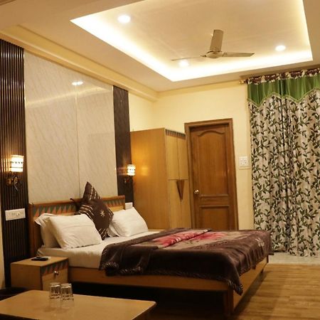 Hotel Royal Palace Джаландхар Екстериор снимка