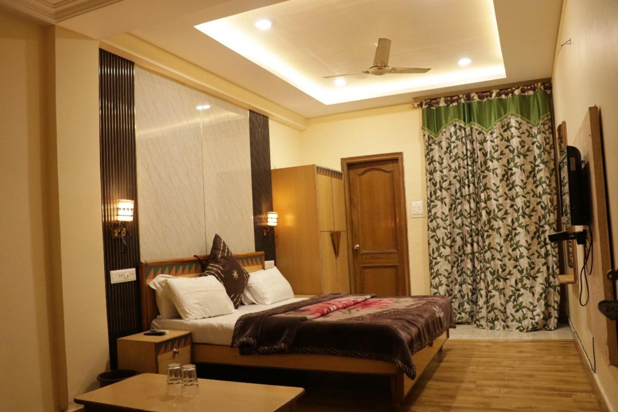 Hotel Royal Palace Джаландхар Екстериор снимка